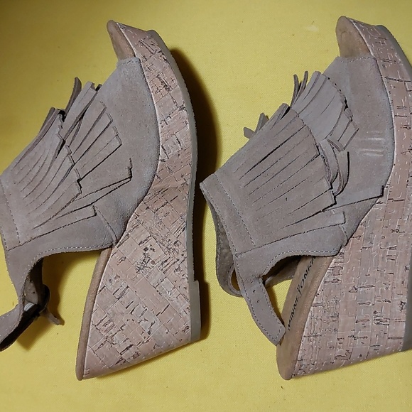 Minnetonka Size 6 Cork wedge fringe - Picture 6 of 7